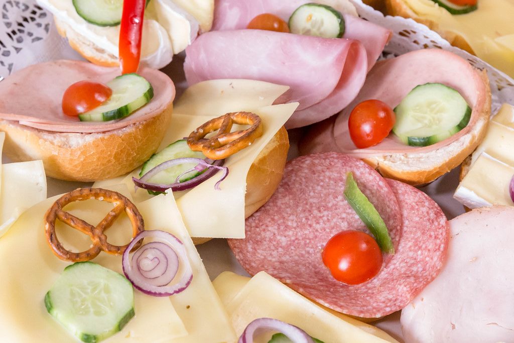 Belegte Brötchen mit Salami und Schinken mit Tomaten und Gurken by Marco Verch under Creative Commons 2.0