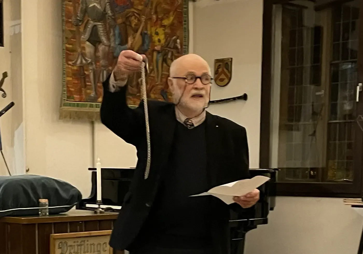 Ritter Azur zeigt die Kette mit dem Hafischzahn